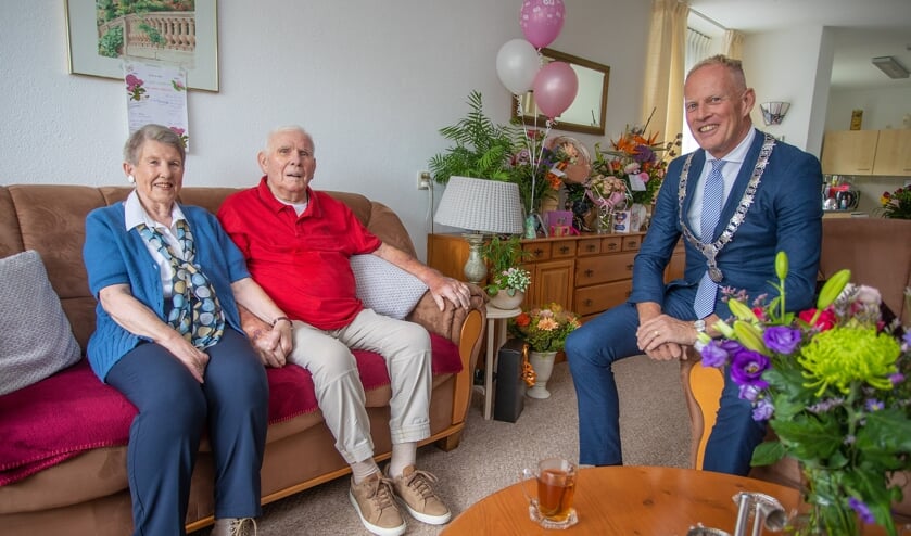 Burgemeester Ter Heegde kwam vanmiddag op bezoek bij Wim en Bep Bree.