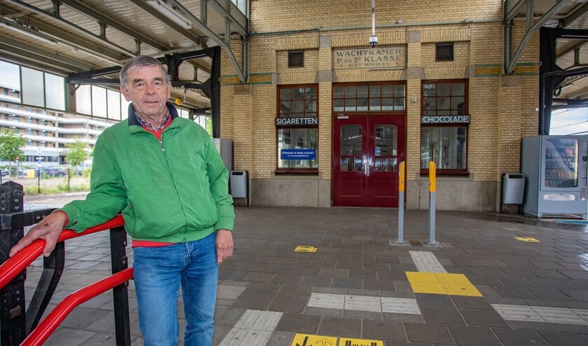 Gijs Lamsvelt is boos dat ProRail/NS de verwarmde stationsrestauratie hebben wegbezuinigd.