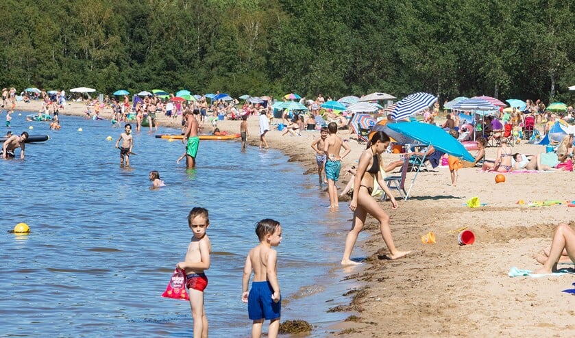 <p>Afgelopen vrijdag was het ook druk op het strand en werd de parkeerplaats ook afgesloten.</p>