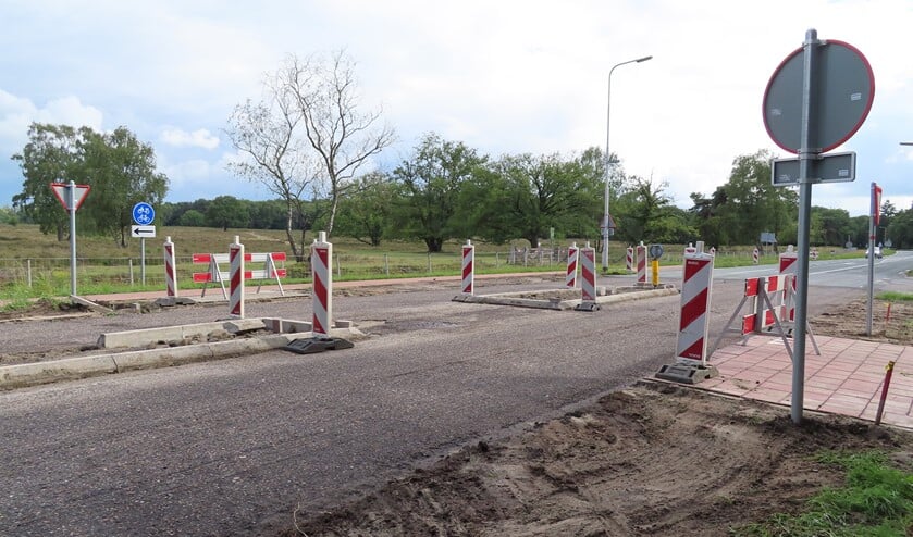 De stoplichten en de verkeersdrempel zijn weer verdwenen.