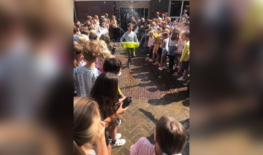 Met een zwemband om werden de achtste groepers natgespoten
