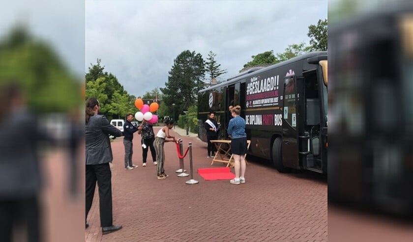 Floor wordt verrast door de examenbus van De Brink.