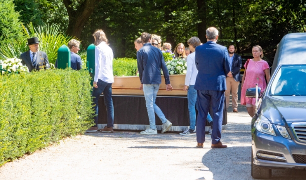 <p>Kleinkinderen escorteren de kist bij aankomst op de begraafplaats.</p>