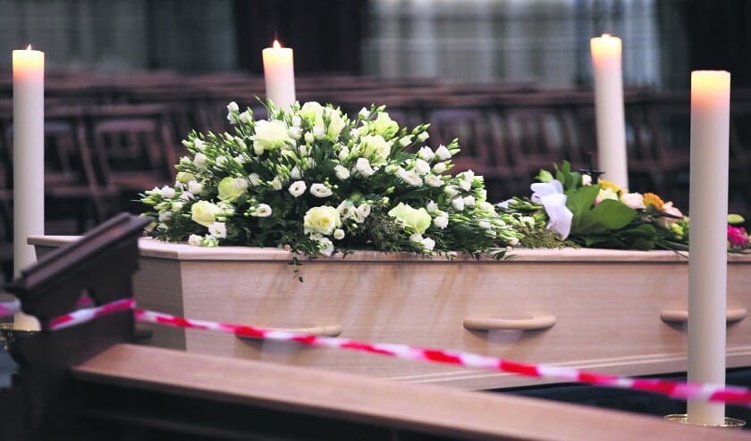 DEN BOSCH - Uitvaartplechtigheid in de Bosche Sint-Jan Kathedraal ten tijde van Corona. ANP RAMON MANGOLD