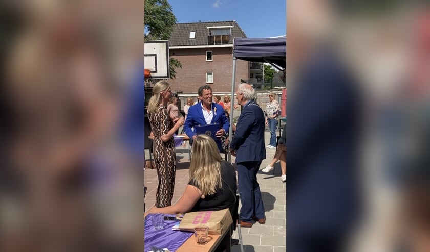 Lintje voor schooldirecteur Henk Makker.
