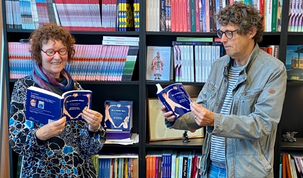 Elize van der Werff en Gerard Beentjes met hun boek De 1,5 meter dans.