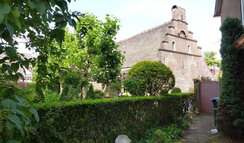Een van de verscholen boerderijen in Huizen.
