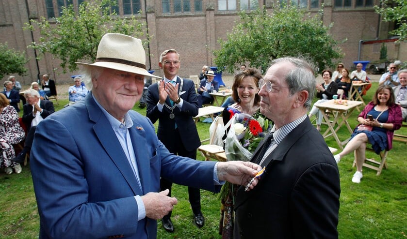 Alexander Henny kreeg vandaag zijn lintje opgespeld.