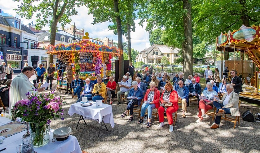 Tussen enkele kermisattracties verzorgde aalmoezener Bernard van Welzenes de traditionele kermismis.