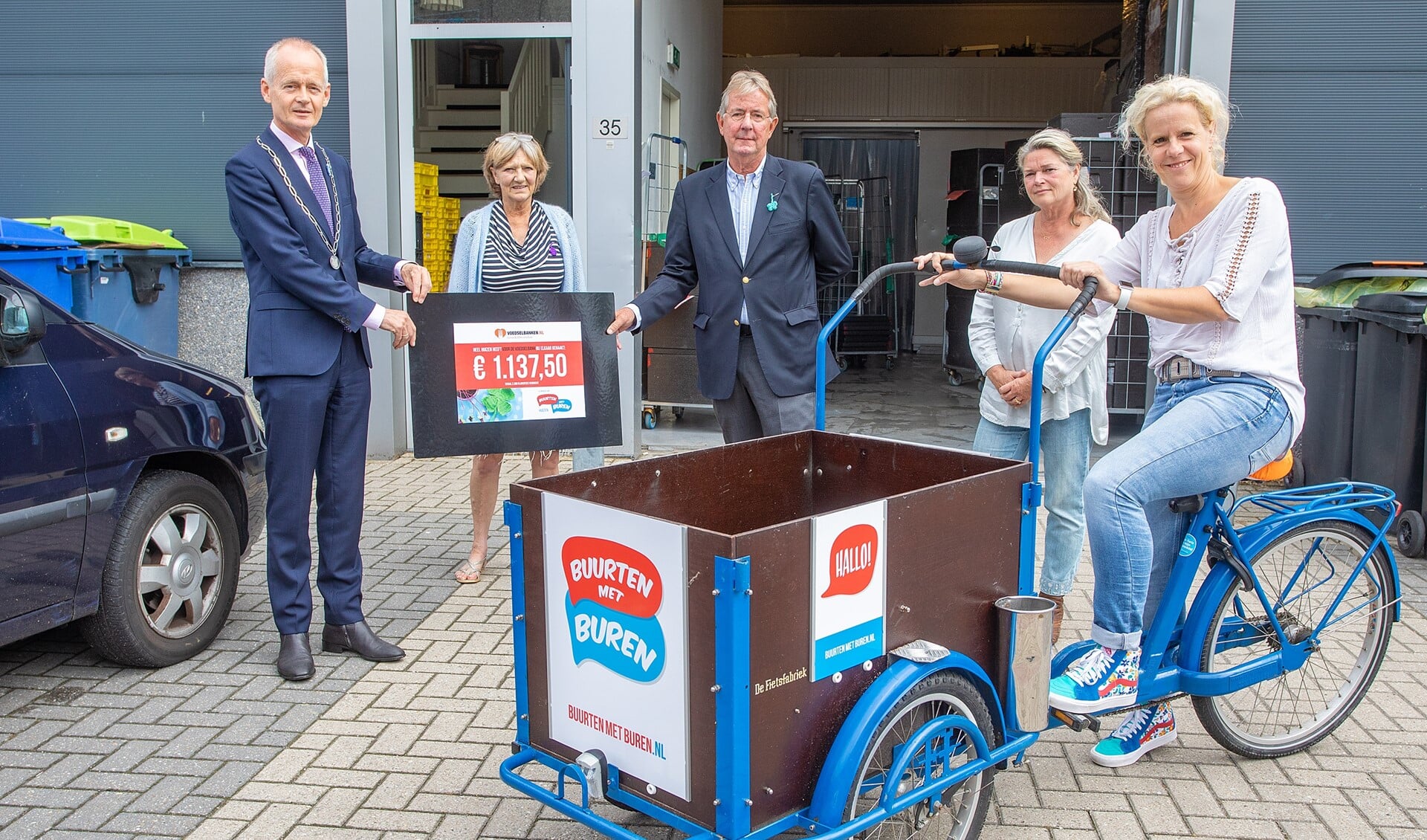 Burgemeester Niek Meijer mocht de cheque van Buurten met Buren overhandigen aan de voedselbank.