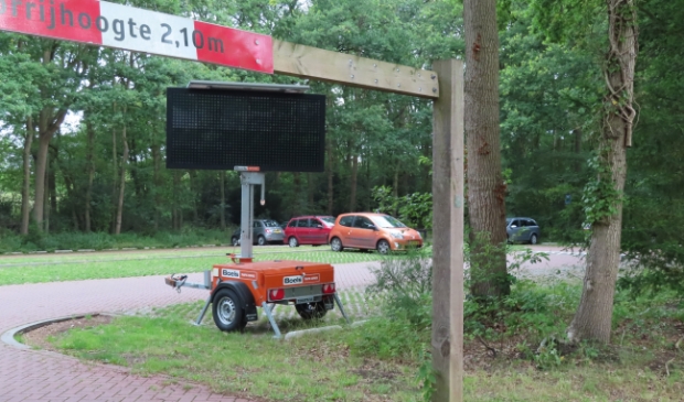 <p>De parkeerplaats van zwembad Sijsjesberg in Huizen wordt ingericht voor een tweede coronateststraat van de GGD. </p>