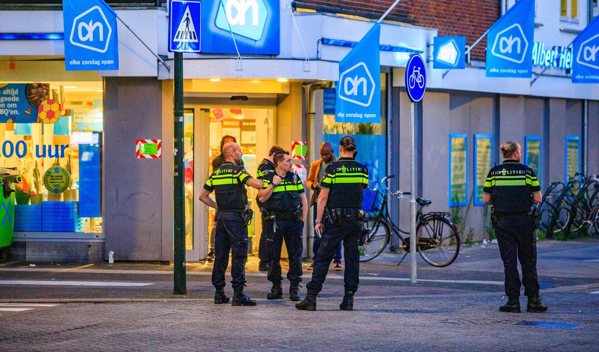 Flink wat politie op de been na de overval op de supermarkt aan de Gijsbrecht van Amstelstraat in juli.
