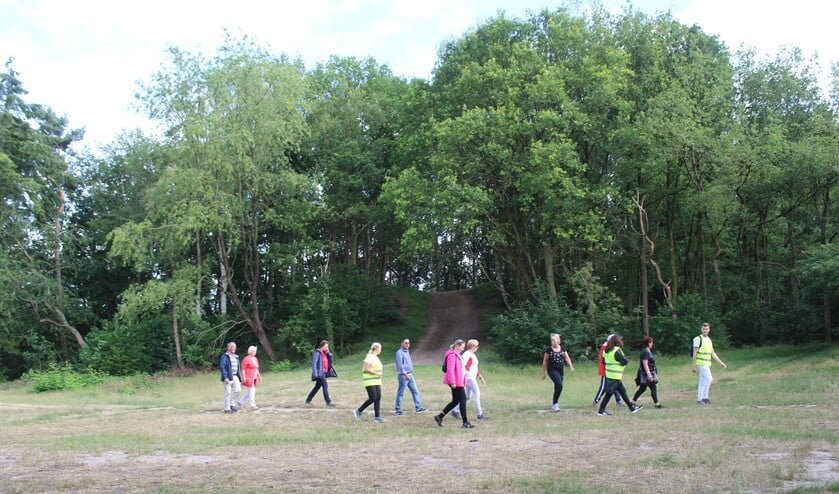 Een van de groepen aan de wandel in de natuur rondom Huizen.