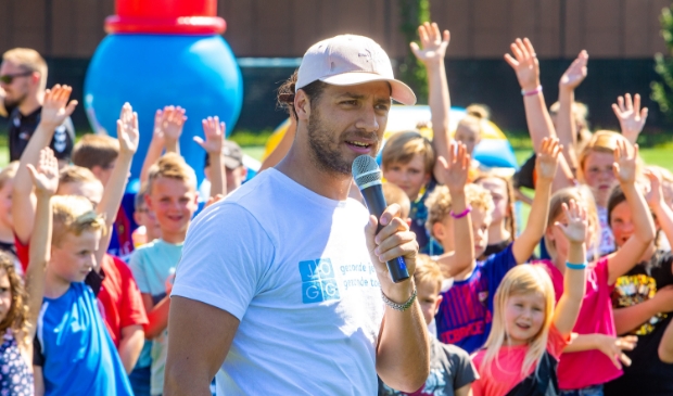 <p>Juvat, ambassasdeur voor Jongeren Op Gezond Gewicht, laat de kinderen een hand opsteken.</p>