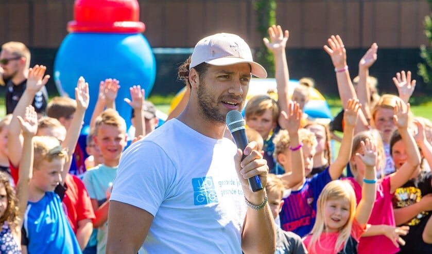 <p>Juvat, ambassasdeur voor Jongeren Op Gezond Gewicht, laat de kinderen een hand opsteken.</p>