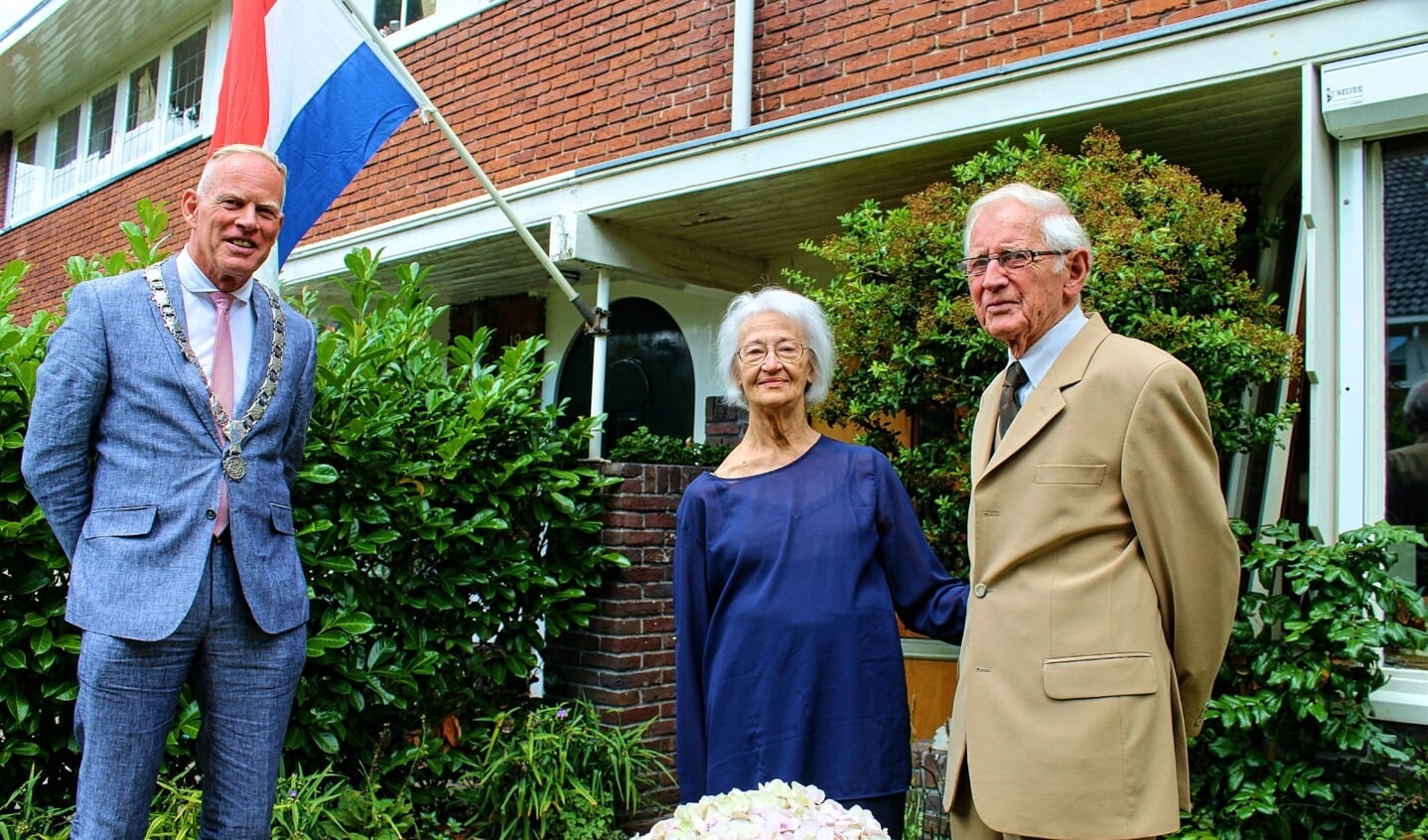 Het echtpaar Van der Klift-Vallinga kreeg de burgemeester op bezoek.