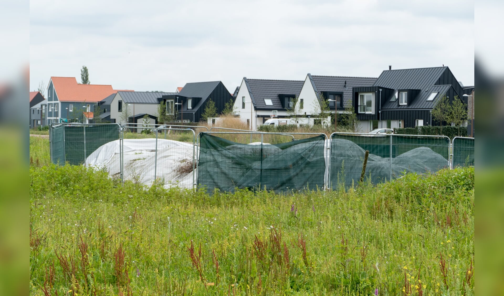 Het asbest ligt vlakbij de nieuwe wijk De Krijgsman.