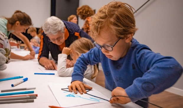 <p>De draad wordt gebogen volgens het zelf getekende kunstwerk en dat is een precies werkje! (Foto: Bob Awick)</p>