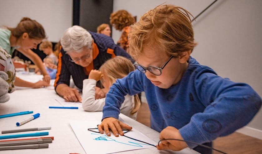<p>De draad wordt gebogen volgens het zelf getekende kunstwerk en dat is een precies werkje! (Foto: Bob Awick)</p>