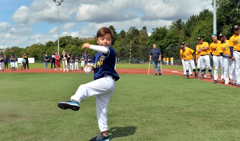 De 5-jarige zoon van HCAW voorzitter Bas Veerman gooit de Traditionele First Pitch van het seizoen.