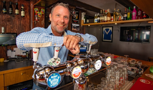 Marc achter de tap van zijn huidige Café de Koerier droomt van een eigen kroeg in Eemnes.