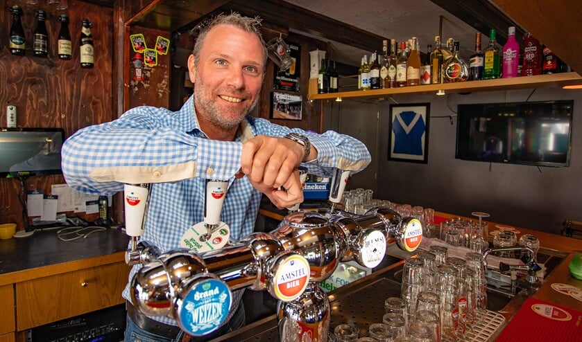 Marc achter de tap van zijn huidige Café de Koerier droomt van een eigen kroeg in Eemnes.