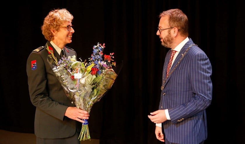 Carla de Vet had gisteren al haar onderscheiding ontvangen en kreeg vandaag bloemen van de gemeente.