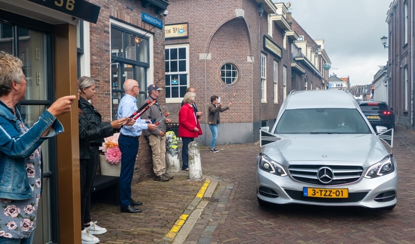 De erehaag langs de Naarderstraat met sterretjes en fakkels
