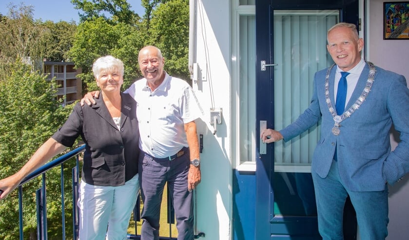 Wim en Rina Koenders kregen vanmiddag bezoek van burgemeester Han ter Heegde.