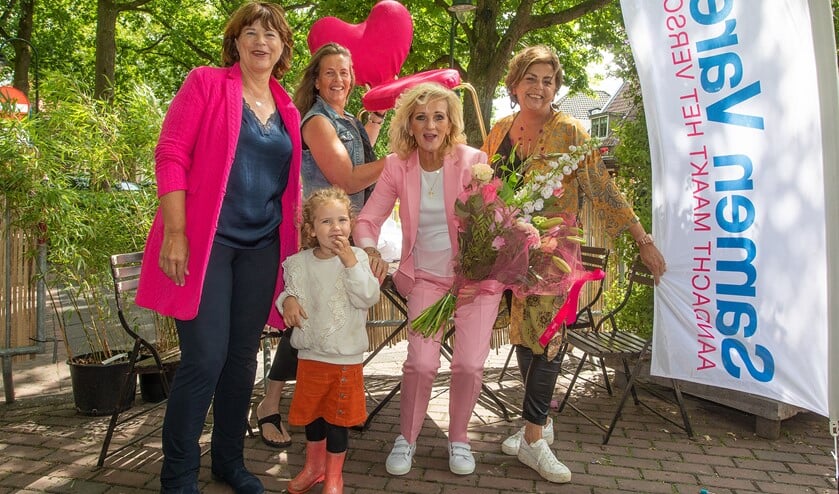 Tineke Schouten nam namens Samen Varen de stoel in ontvangst van Nicole des Bouvrie bij de Poffertjeskraam in Laren.