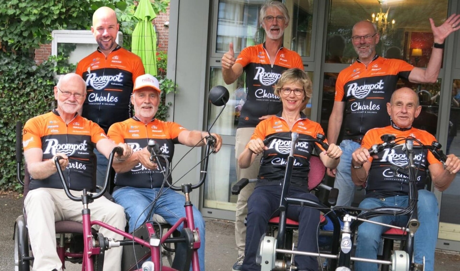 Het fietsteam van De Bolder met hun duofietsen.