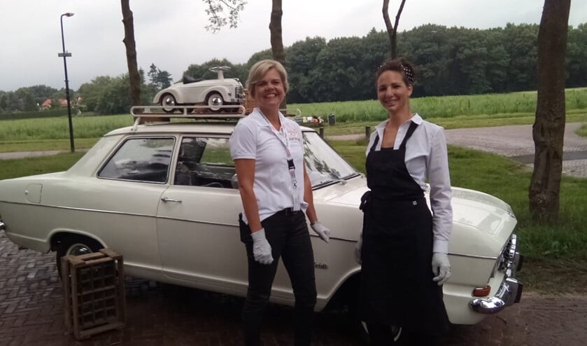 Belinda (l) en Floor brengen met de kadet de lunch rond.
