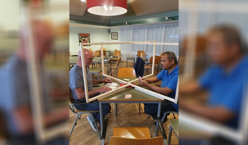 <p>Om weer te kunnen starten met bridgen zijn speciale kuchschermen gemaakt door de club.</p>