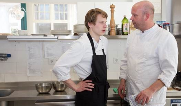 <p>Kok Robbert Jan met een van de leerlingen in de keuken van het Papagenohuis.</p>