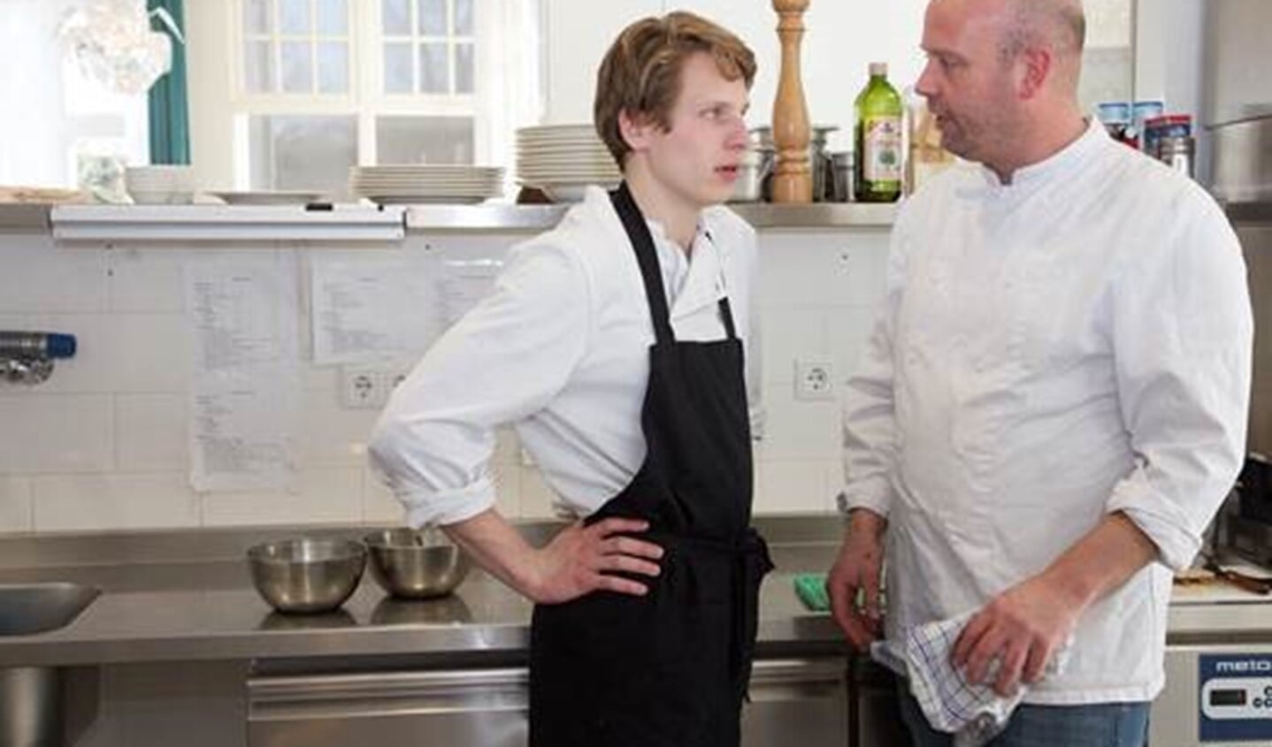 Kok Robbert Jan met een van de leerlingen in de keuken van het Papagenohuis.