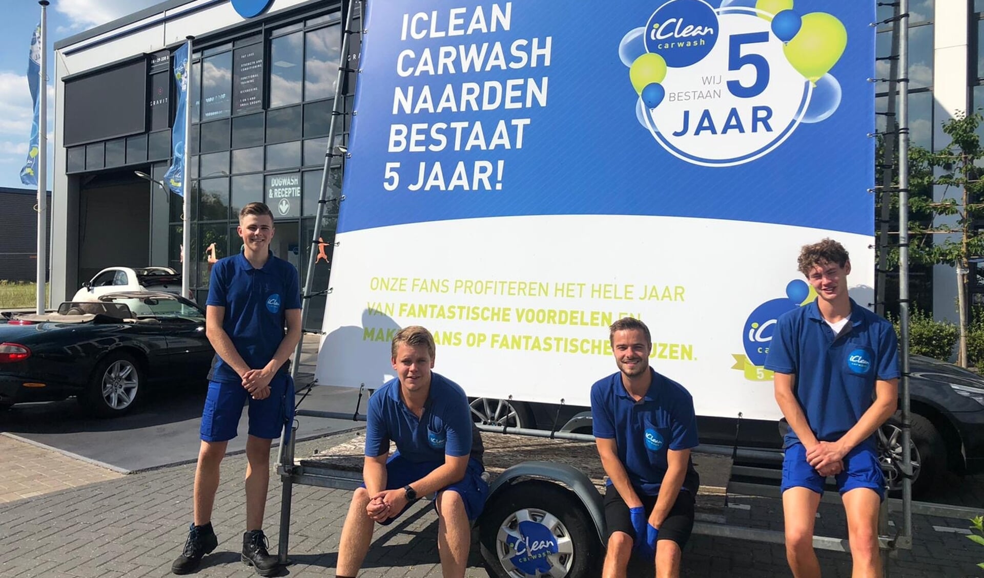 Het team van iClean Carwash in Naarden.