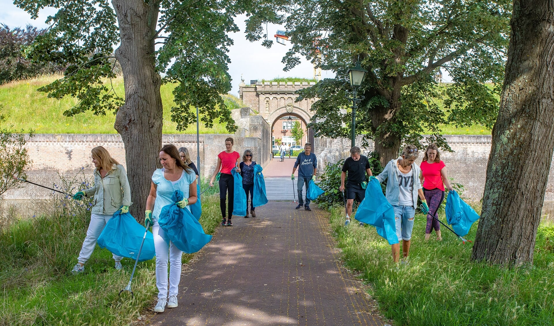 Met grijpers, handschoenen en vuilniszak gaan inwoners aan de slag het zwerfvuil op te ruimen.