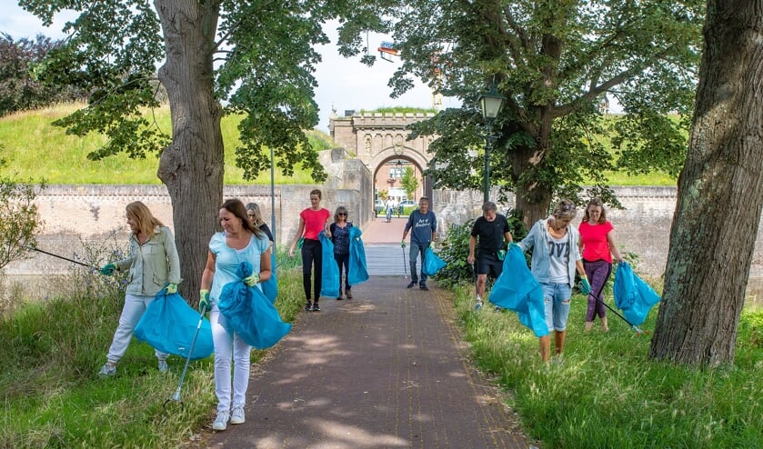 Met grijpers, handschoenen en vuilniszak gaan inwoners aan de slag het zwerfvuil op te ruimen.