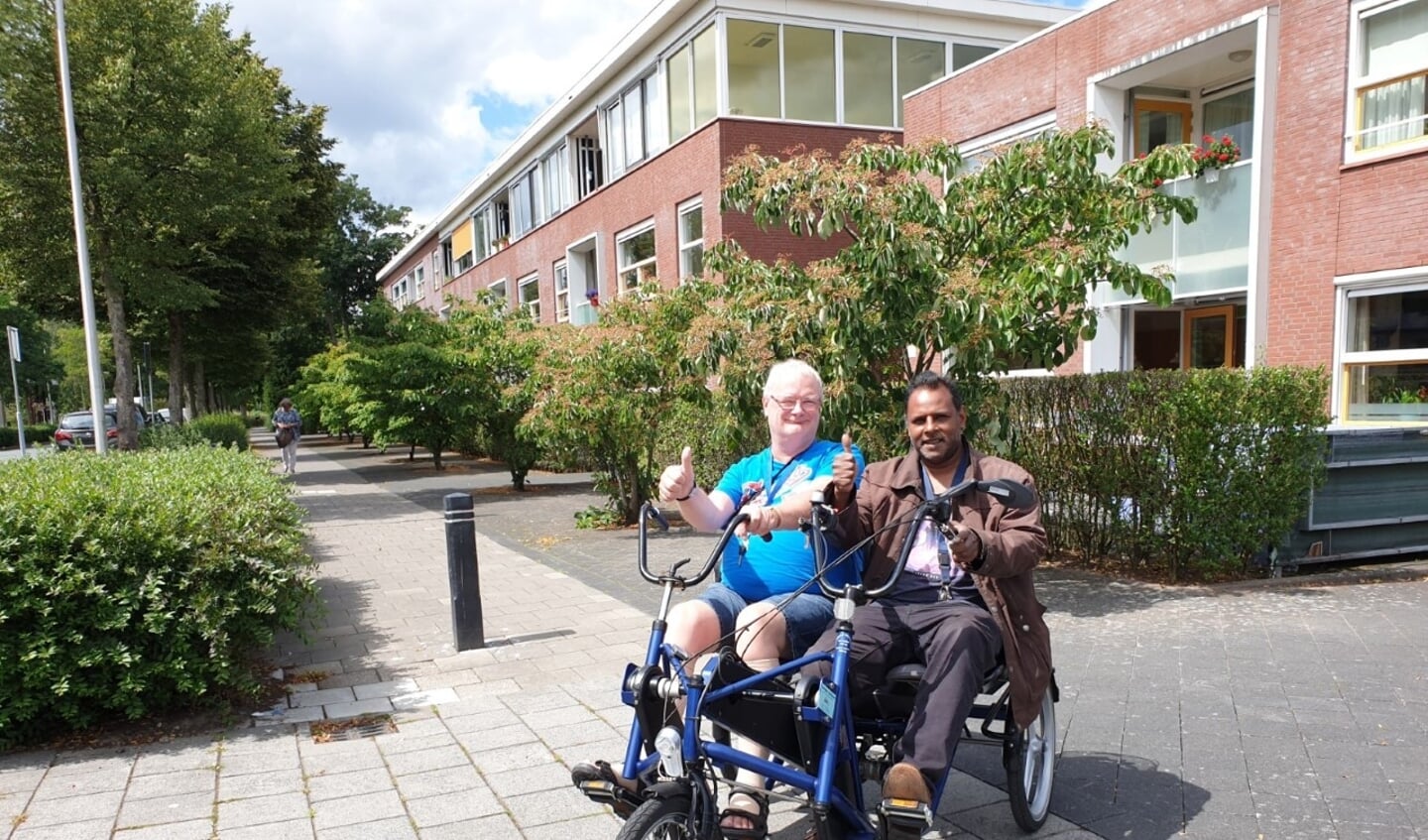 Fietsmaatjes Johan (r) en Gerrit (l) genieten, voor de foto eventjes zonder mondkapje, van de nieuwe duofiets.