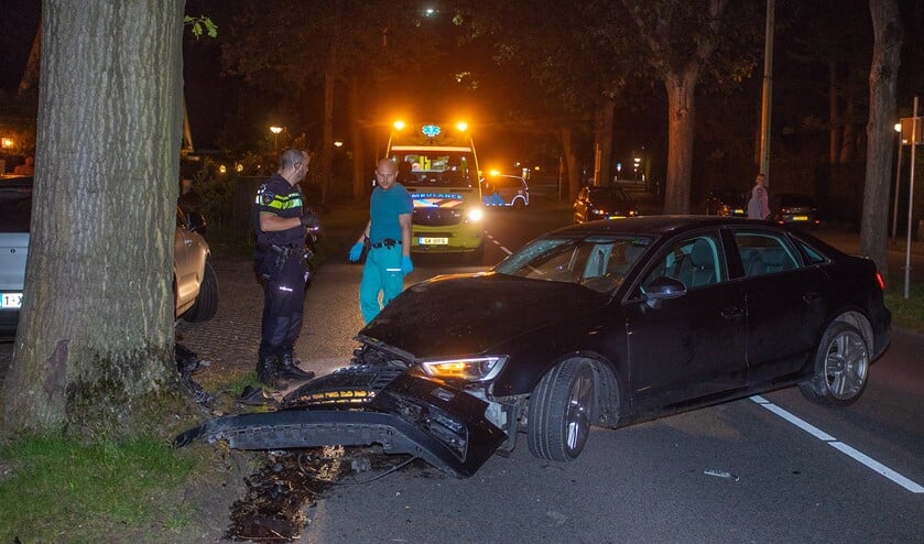 De voorkant van de auto is flink beschadigd na de aanrijding met de boom.