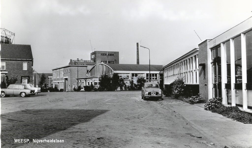 De Nijverheidslaan in de jaren zestig met rechts de garage van Mafait. Hier is nu nog Car Casting gevestigd.