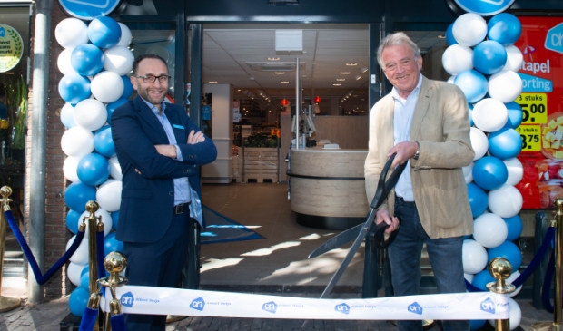 De winkel werd geopend door supermarktmanager Mohamed Albadichi en bovenbuurman Luc Bosch en
