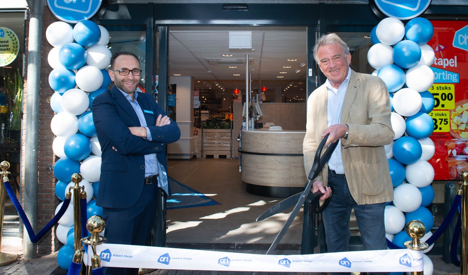 De winkel werd geopend door supermarktmanager Mohamed Albadichi en bovenbuurman Luc Bosch en 