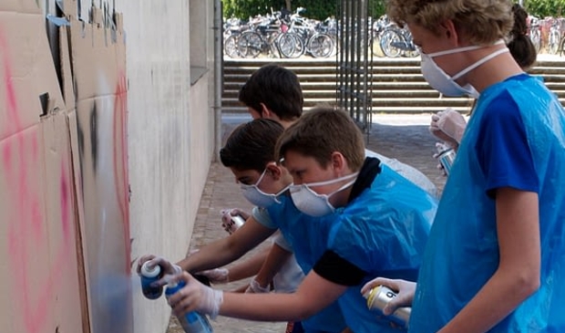 Jongeren kunnen onder andere een workshop graffiti volgen.