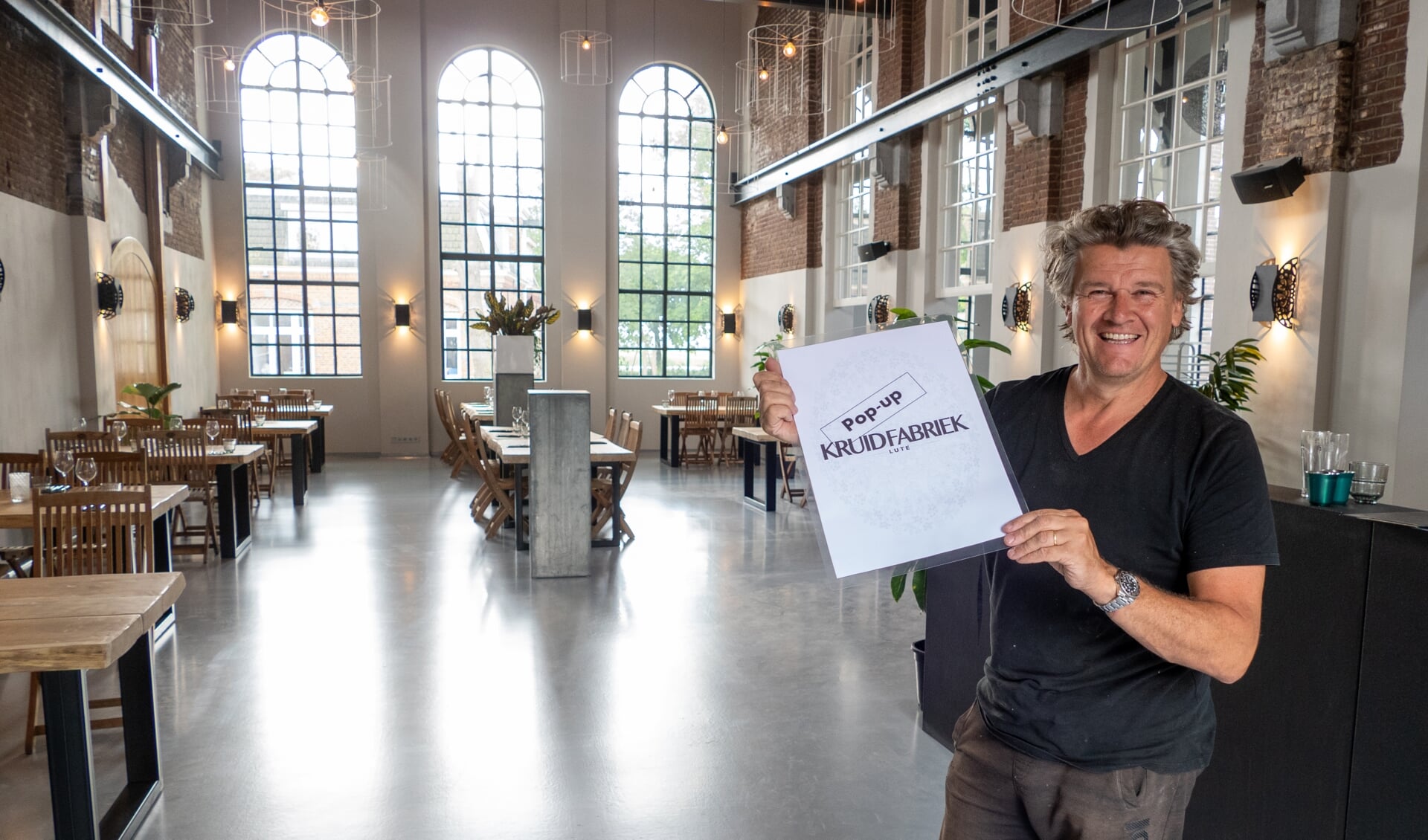 Trotse Peter Lute (in kluskleren) is klaar om zijn gasten te ontvangen in het nieuwe pop-up restaurant 'De Kruidfabriek'