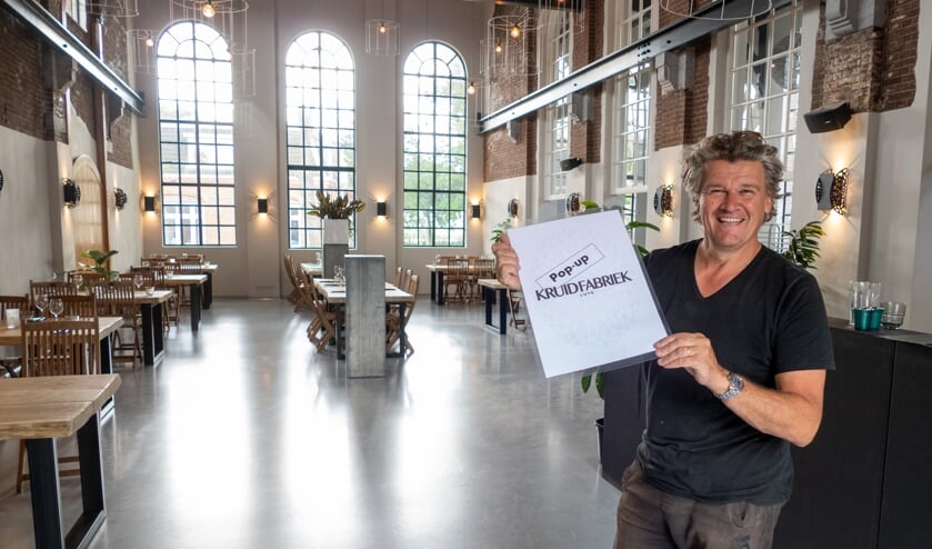Trotse Peter Lute (in kluskleren) is klaar om zijn gasten te ontvangen in het nieuwe pop-up restaurant 'De Kruidfabriek'