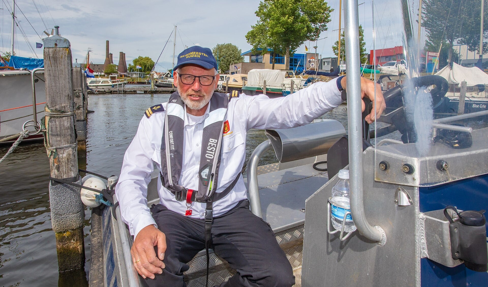 Havenmeester Dick van Veldhuizen op de boot in de gemeentehaven van Huizen.
