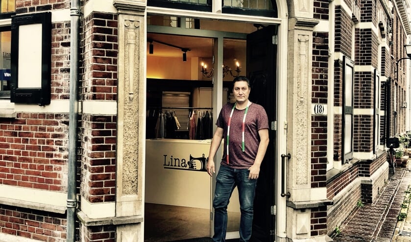 Mehmet Agircan bij zijn atelier aan de Pastoorstraat.