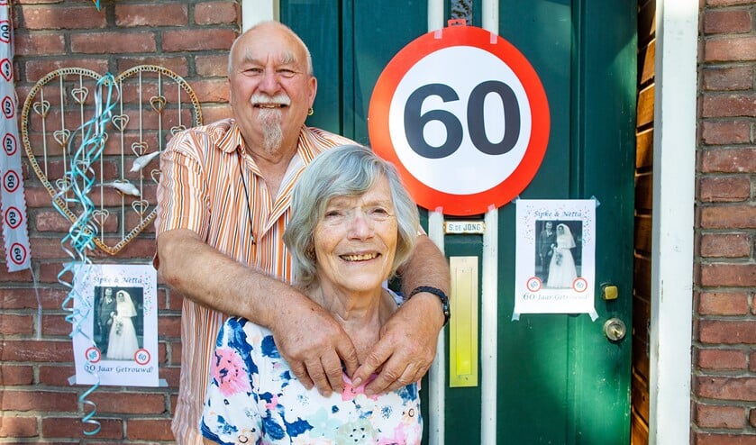 <p>Sipke en Netta bij hun versierde huis.</p>