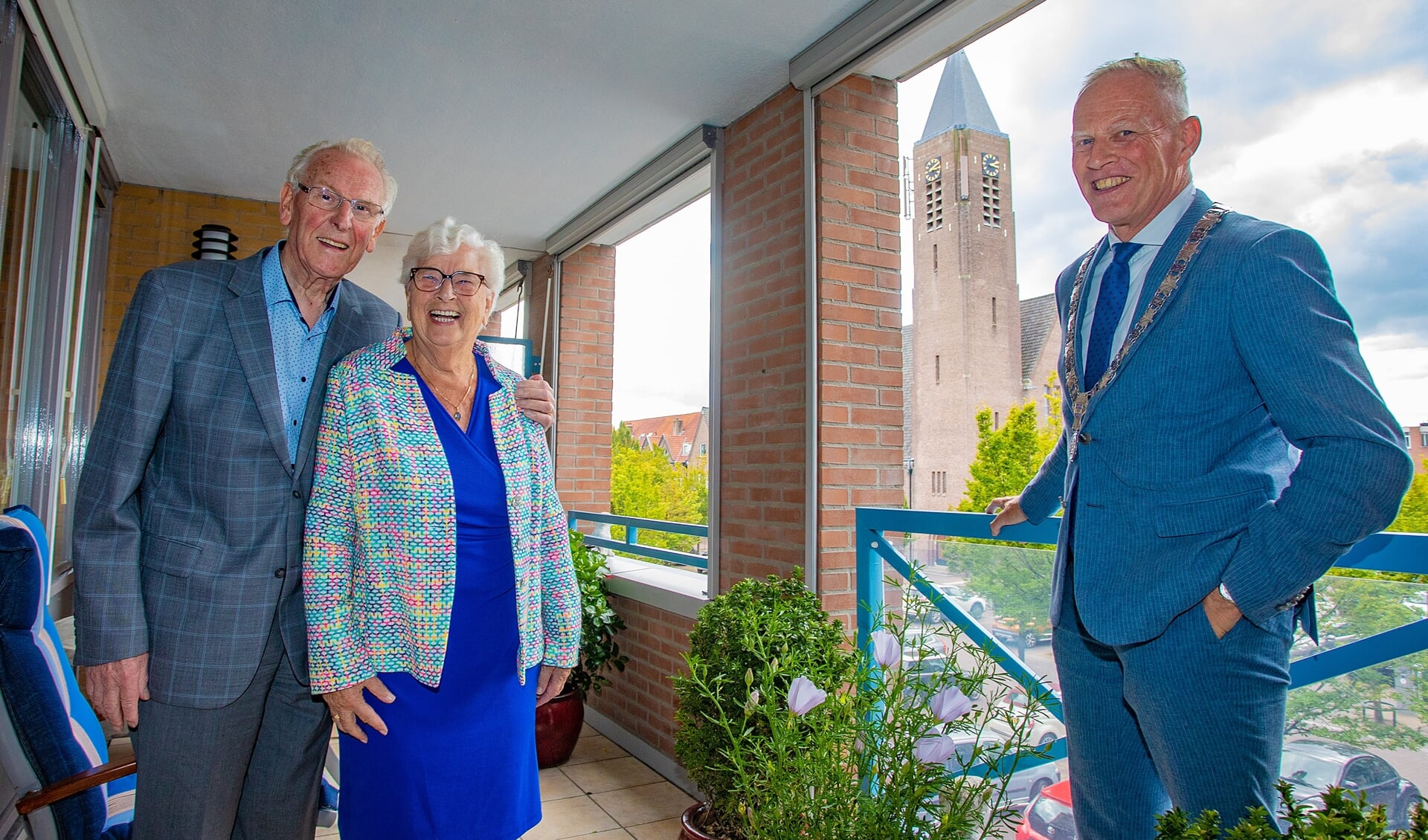 <p>Felicitaties van burgemeester Han ter Heegde voor het diamanten echtpaar Van Dijk-Smit.</p>